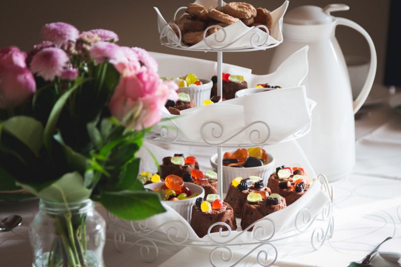 Yunomi Tea Cup - cupcakes on white metal cupcake stand