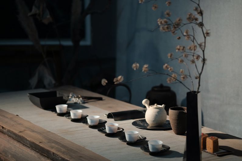 Oolong Tea Infuser - white flowers on black ceramic vase